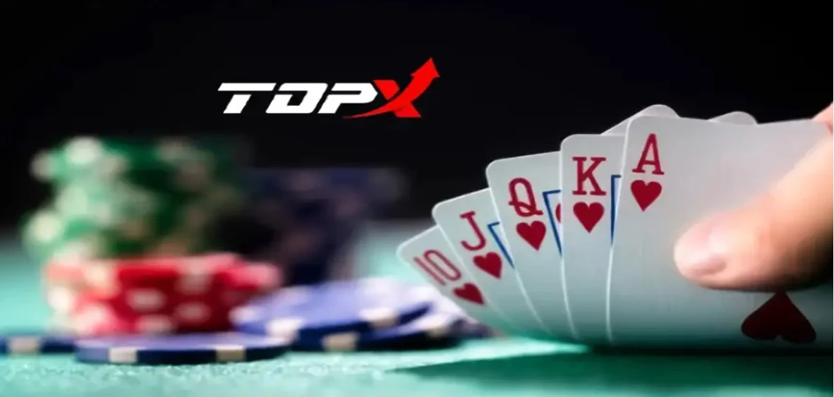 Mão segurando cartas ao lado de fichas, imagem de marca da TopX